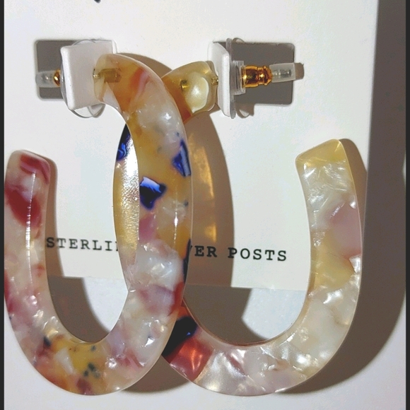 Madewell Acetate Oval Hoop Earrings in Shell Tort - Picture 2 of 4